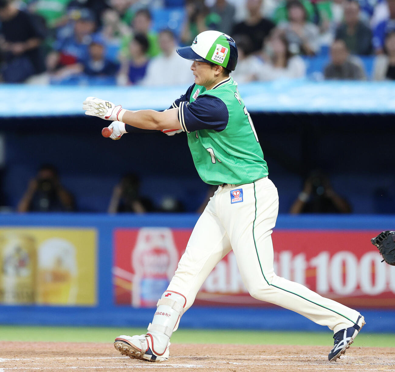 ヤクルト対DeNA 1回裏ヤクルト無死二、三塁、犠飛を放つ宮本丈（撮影・宮地輝）