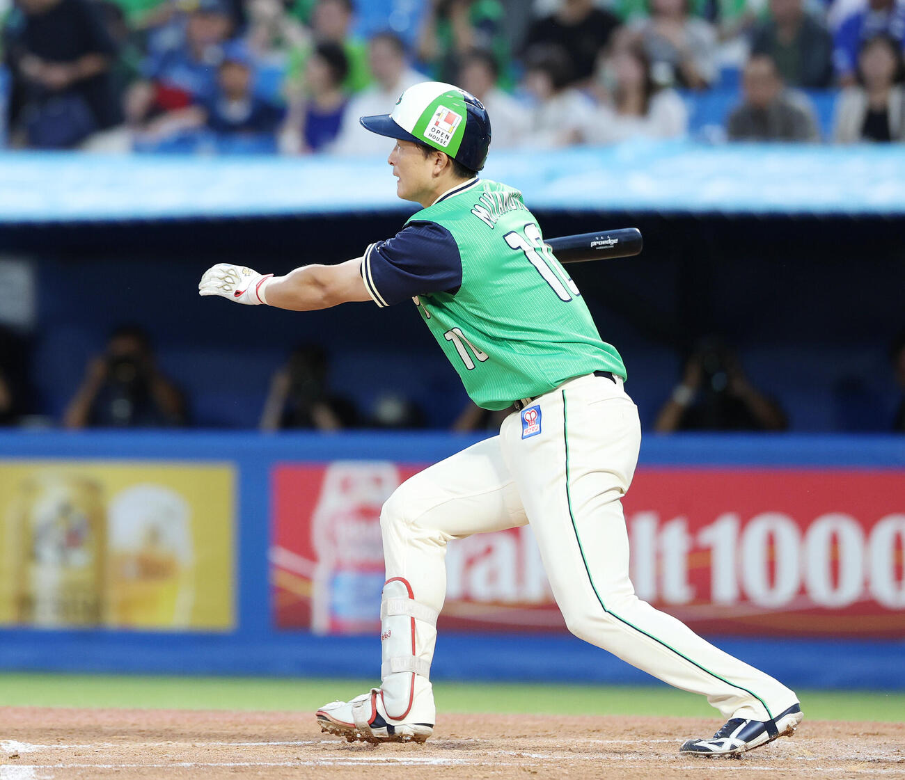 ヤクルト対DeNA 1回裏ヤクルト無死二、三塁、犠飛を放つ宮本丈（撮影・宮地輝）