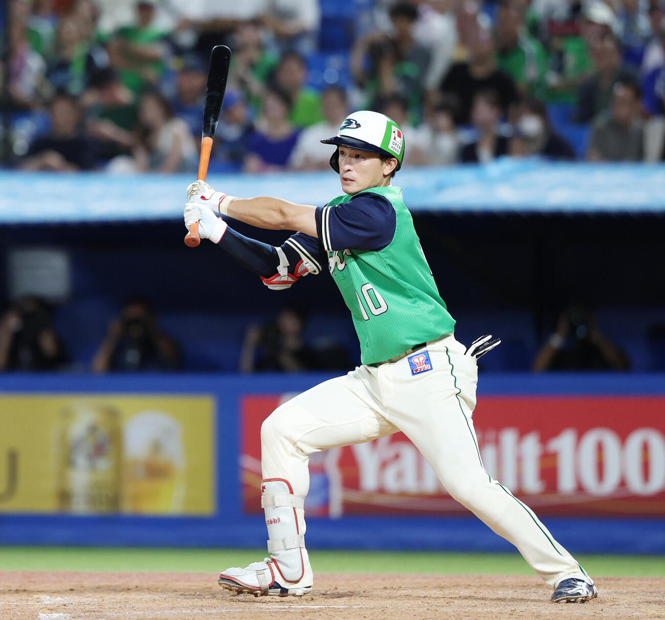 ヤクルト対DeNA 5回裏ヤクルト1死二塁、適時二塁打を放つ宮本丈（撮影・宮地輝）