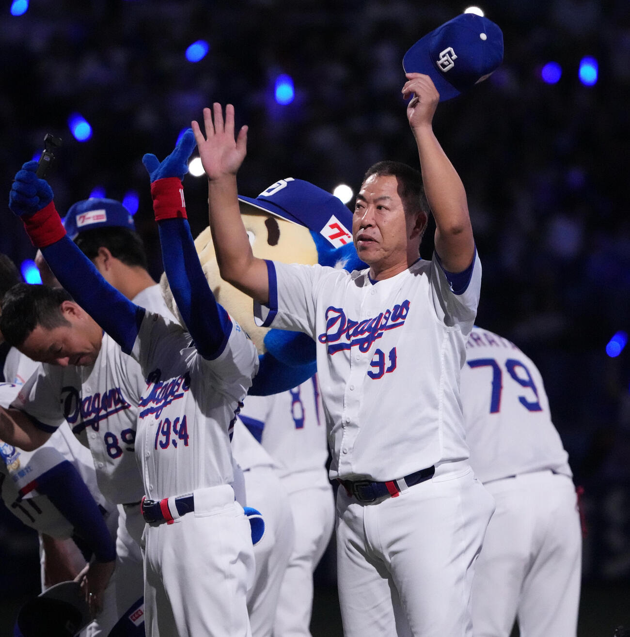 中日対巨人　試合終了、井上一樹監督（右から2人目）はスタンドの声援に応える（撮影・森本幸一）