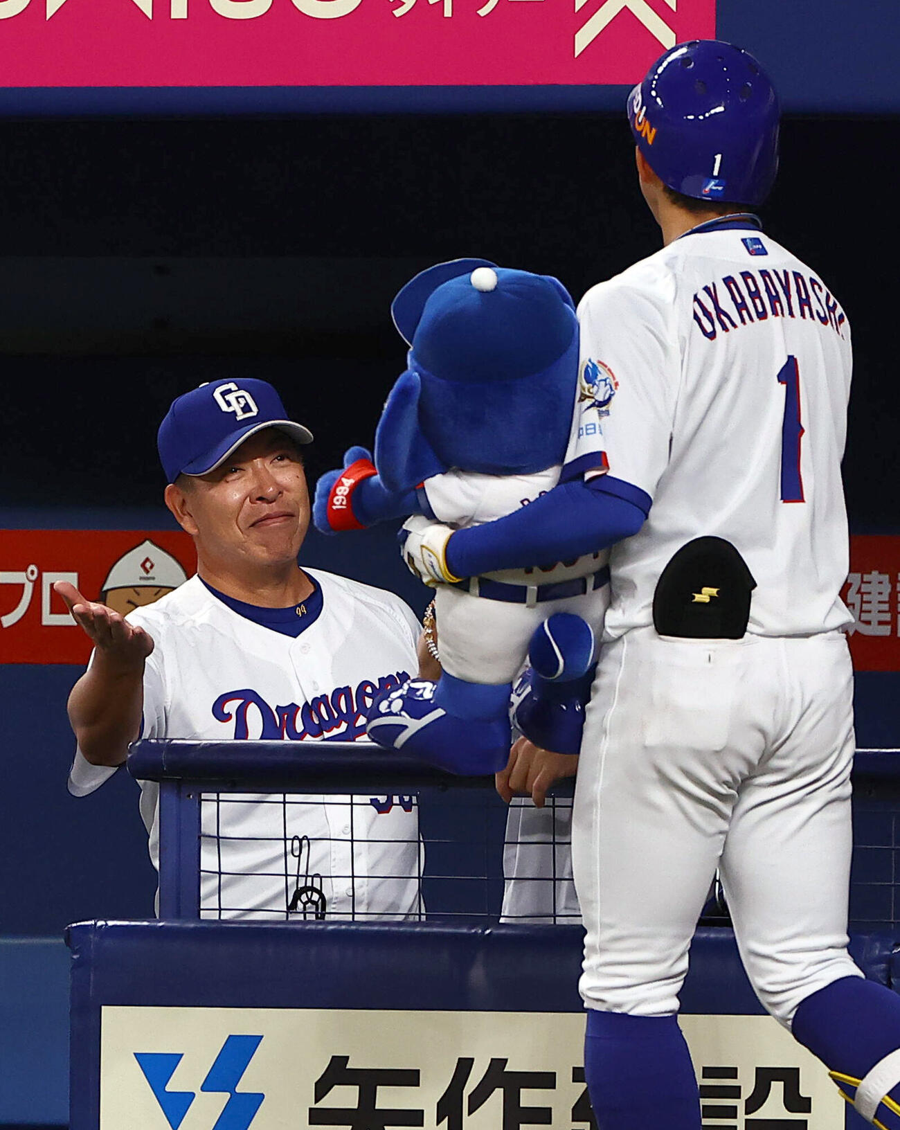 中日対巨人　5回裏中日無死、ソロ本塁打を放った岡林勇希（右）を出迎える井上一樹監督（撮影・上田博志）