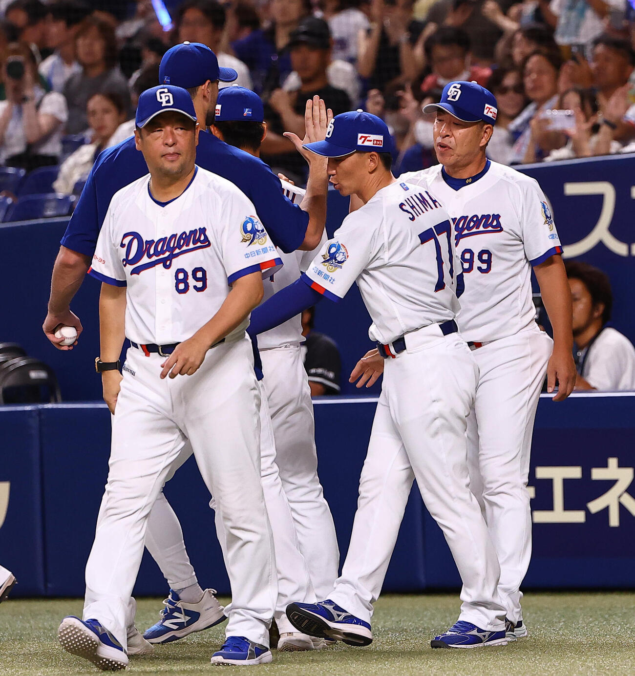 中日対巨人　巨人に勝利した井上一樹監督（右）はナインとハイタッチをする（撮影・上田博志）