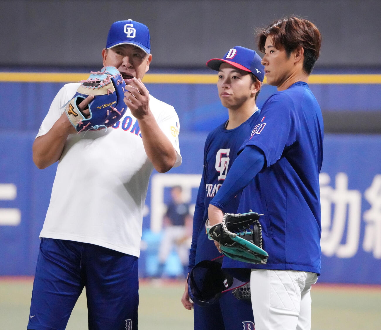中日対巨人　試合前、言葉を交わす左から井上一樹監督、岡林勇希、上林誠知（撮影・森本幸一）