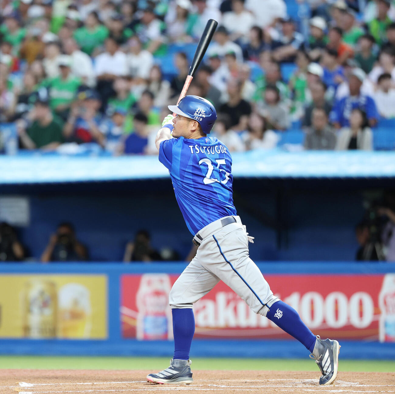 ヤクルト対DeNA 1回表DeNA無死一、二塁、3点本塁打を放つ筒香嘉智（撮影・宮地輝）