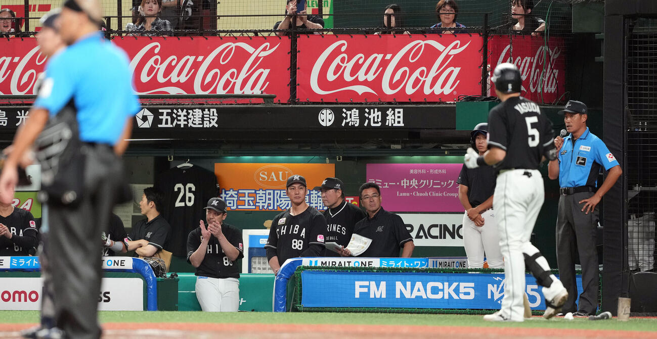 西武対ロッテ　8回表ロッテ1死一塁、安田尚憲のライン際の打球が一旦はファウルになったもののリプレー検証で二塁打とされ、検証結果を説明する石山責任審判（撮影・たえ見朱実）
