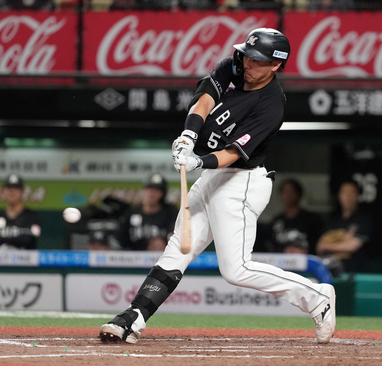西武対ロッテ　8回表ロッテ1死一塁、右翼線に二塁打を放つ安田尚憲（撮影・たえ見朱実）