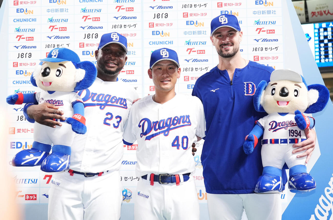 中日対巨人　ヒーローインタビューを終えポーズを決める中日の、左からミゲル・サノー、福元悠真、カイル・マラー（撮影・森本幸一）