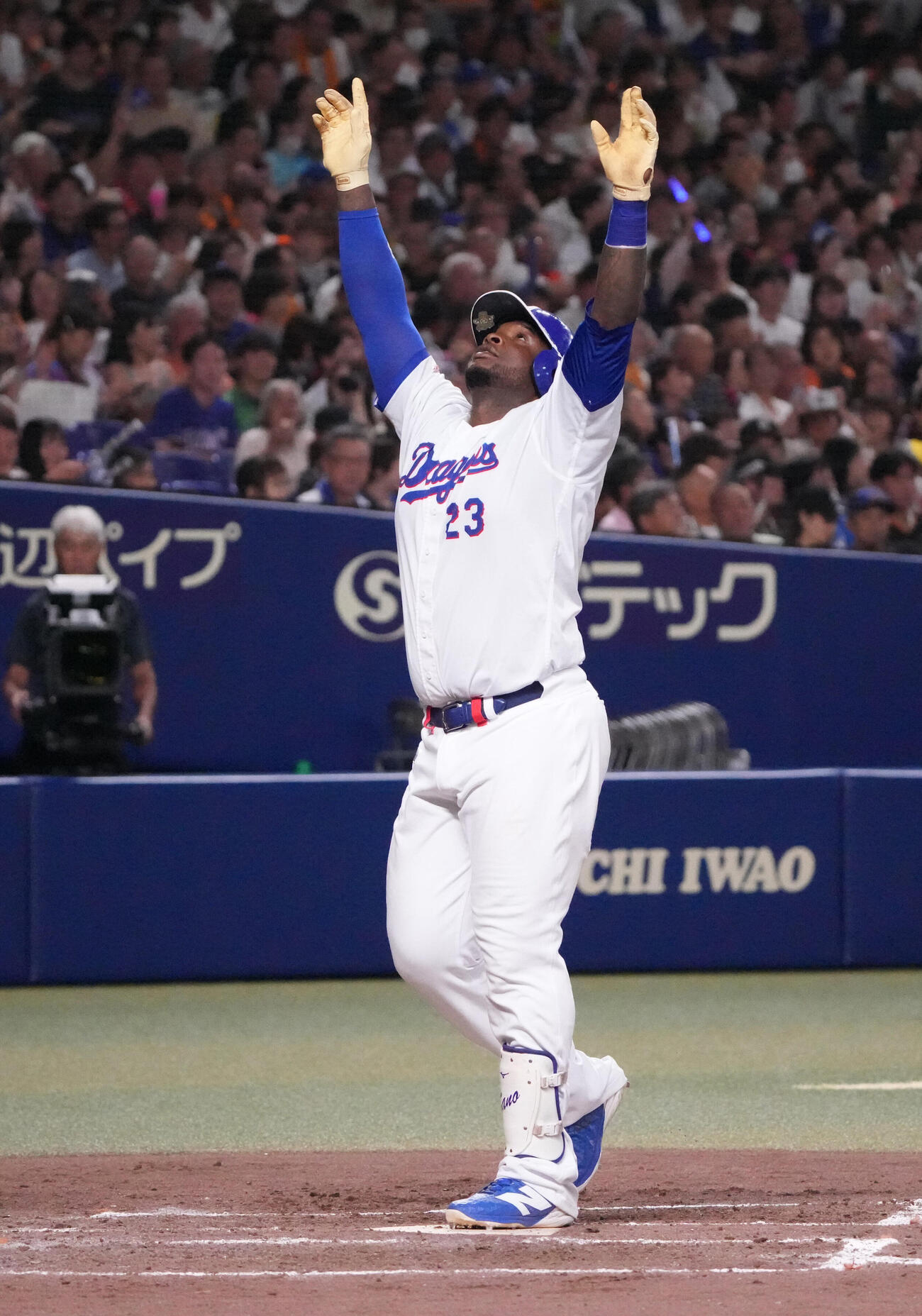 中日対巨人　3回裏中日無死一、二塁、3点本塁打を放ち生還するミゲル・サノー（撮影・森本幸一）