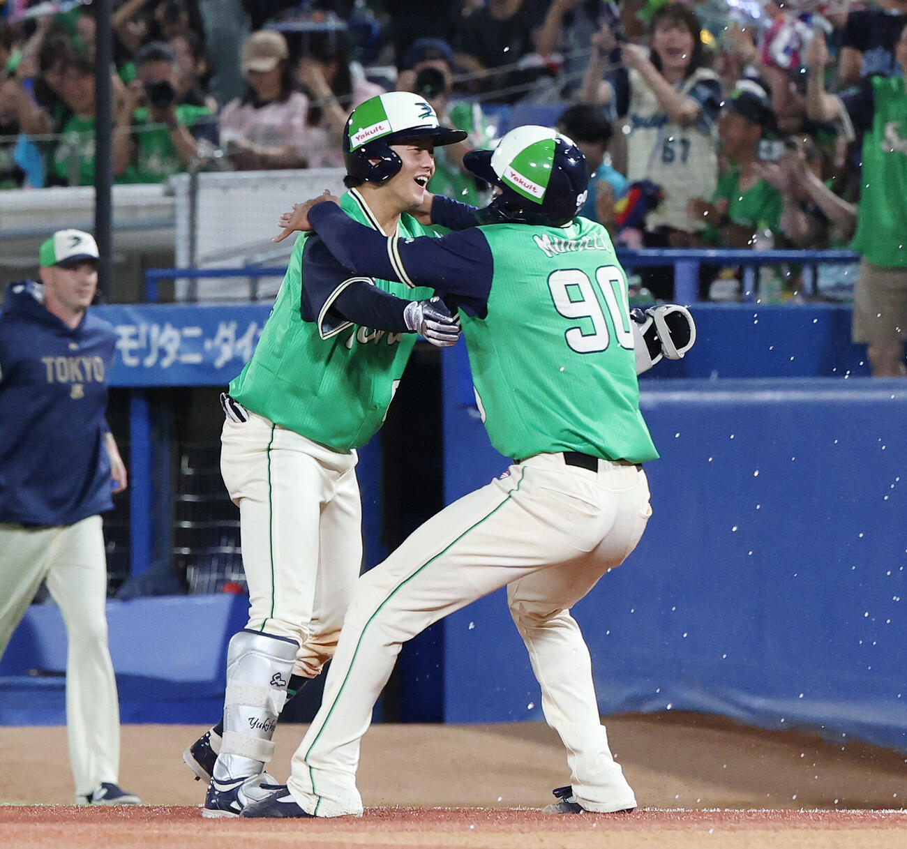 ヤクルト対DeNA 9回裏ヤクルト2死一、二塁、サヨナラ打を放ちモンテル（右）と抱き合って喜ぶ岩田幸宏（撮影・宮地輝）