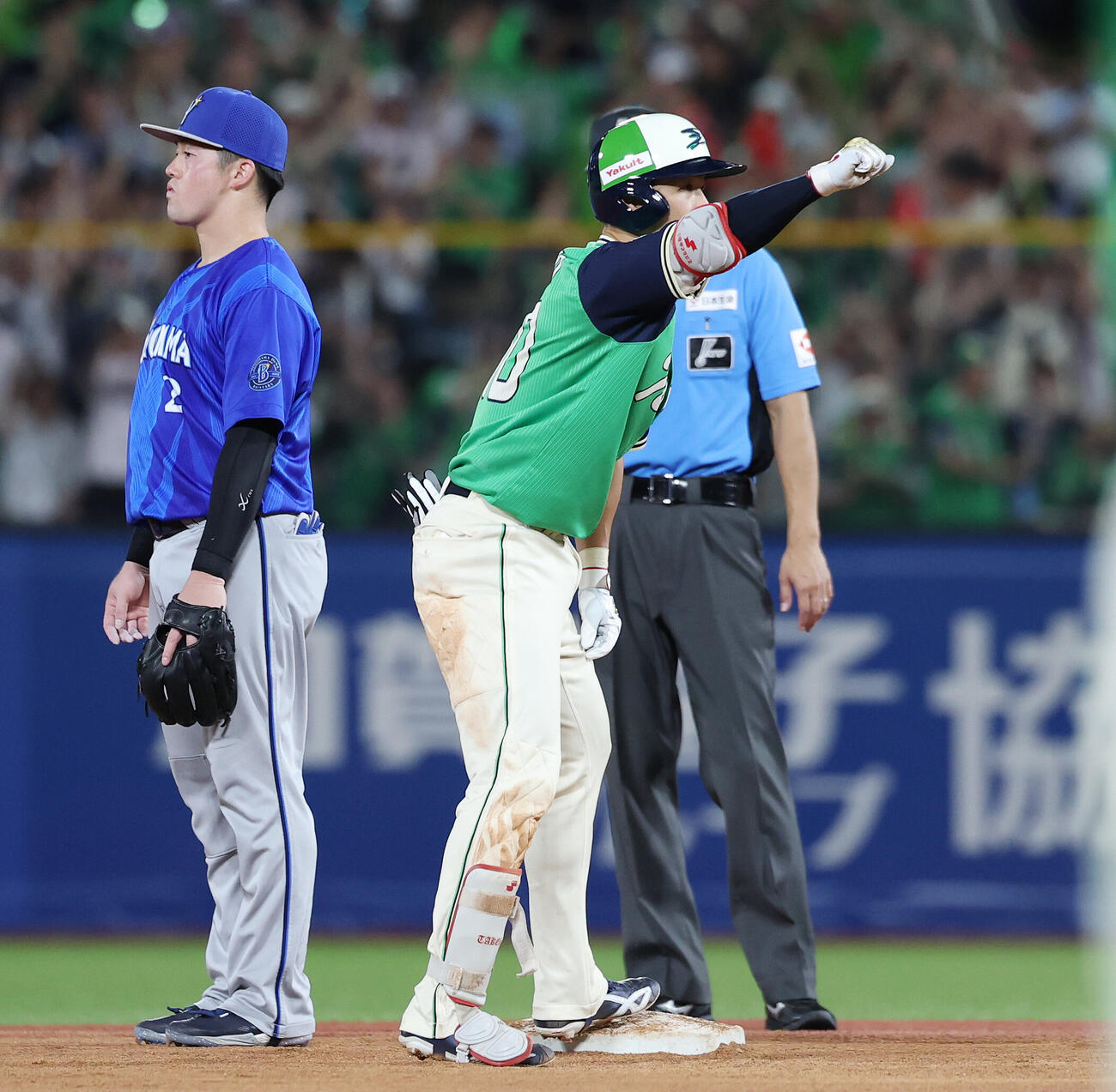 ヤクルト対DeNA 5回裏ヤクルト1死二塁、適時二塁打を放った宮本丈（撮影・宮地輝）