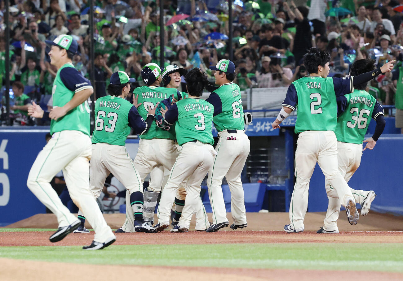 ヤクルト対DeNA 9回裏ヤクルト2死一、二塁、サヨナラ内野安打を放ちモンテルらと喜ぶ岩田幸宏（撮影・宮地輝）