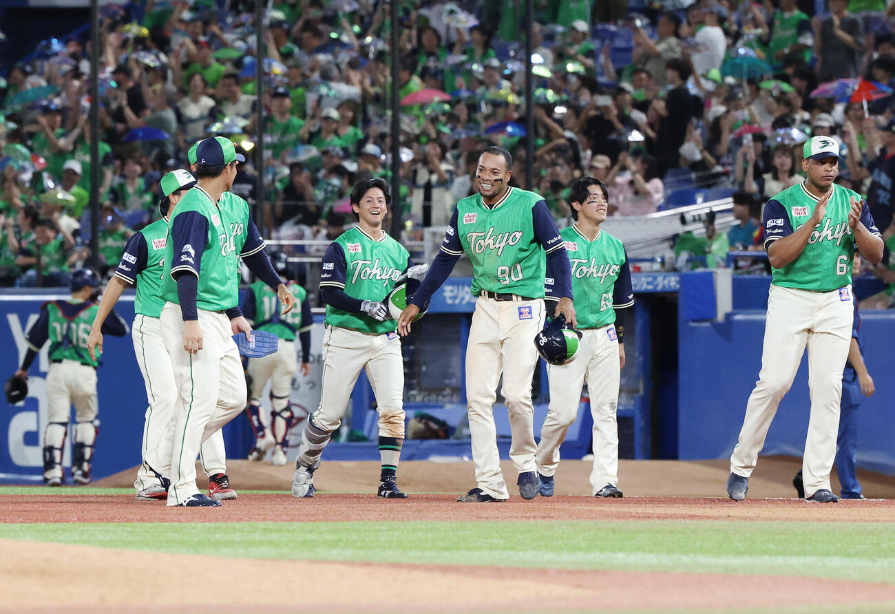 ヤクルト対DeNA　サヨナラ勝ちし笑顔のヤクルト岩田幸宏（左）とモンテル（撮影・宮地輝）