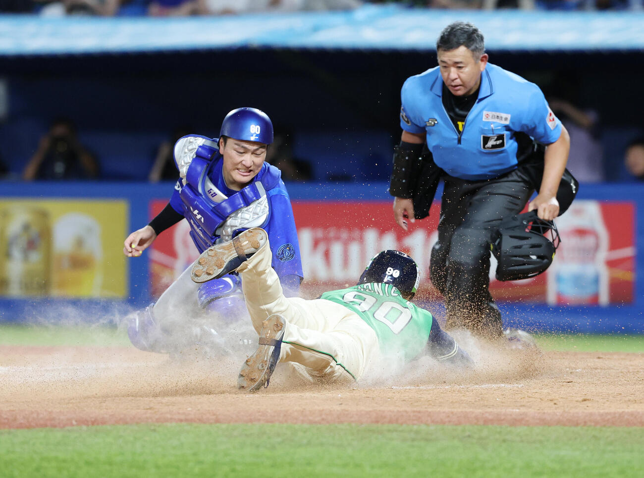 ヤクルト対DeNA 9回裏ヤクルト2死一、二塁、岩田幸宏のサヨナラ内野安打で生還するモンテル（撮影・宮地輝）