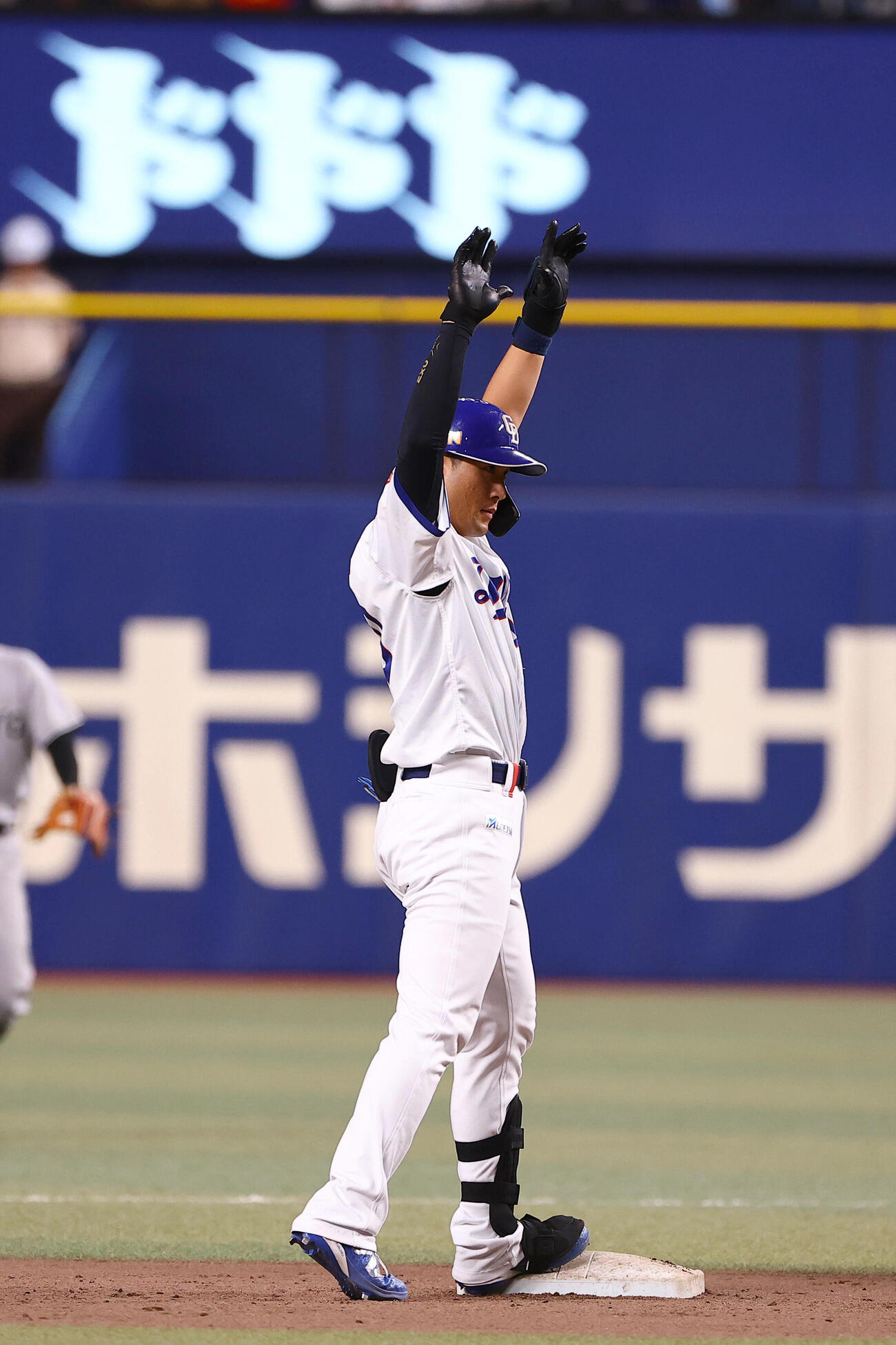 中日対巨人　7回裏中日2死一、二塁、2点適時二塁打を放った福元悠真はバンザイして喜ぶ（撮影・上田博志）
