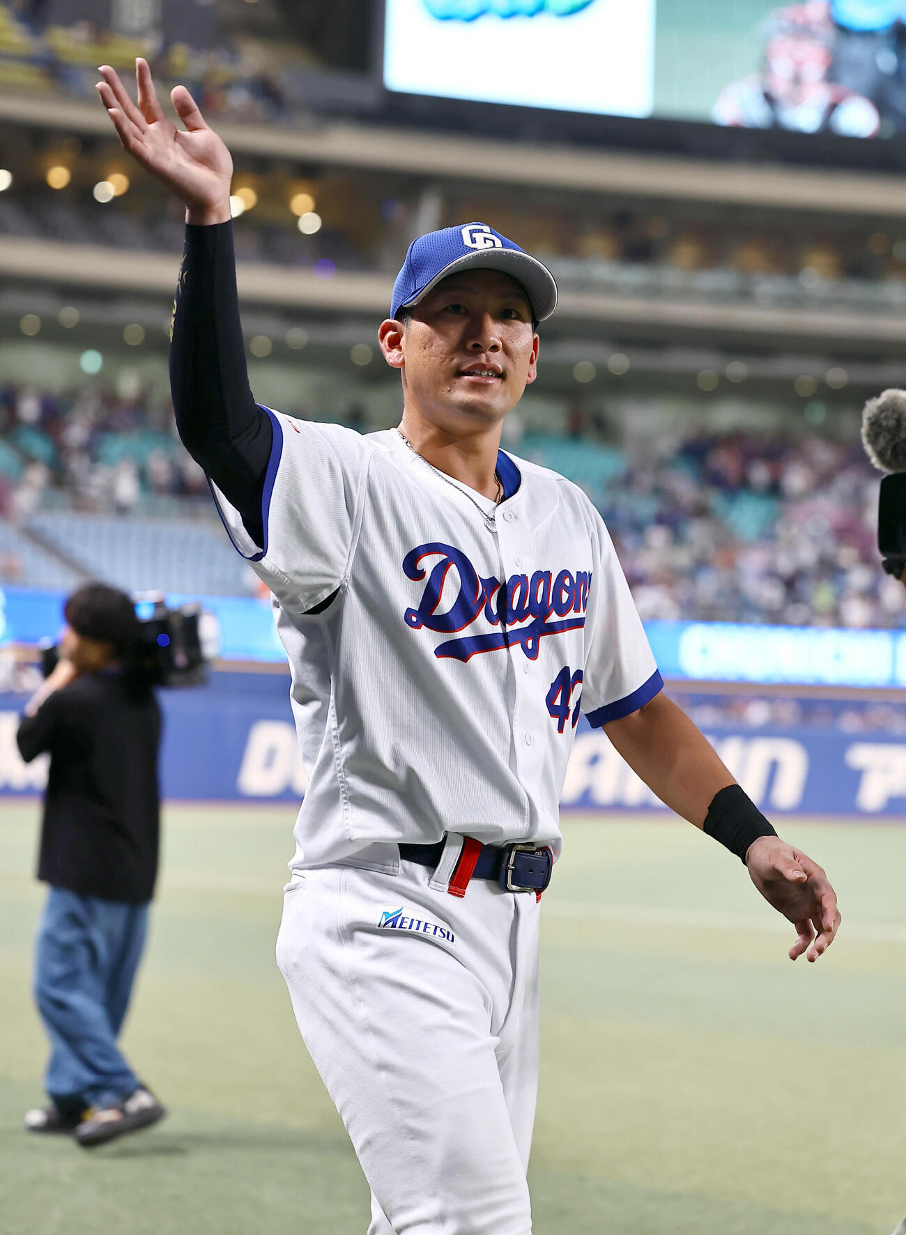 中日対巨人　ファンの歓声に応えながら場内を1周する福元悠真（撮影・上田博志）