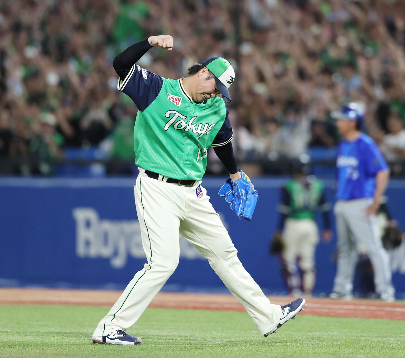 ヤクルト対DeNA 9回表DeNA1死満塁、代打佐野恵太を一塁併殺打に打ち取りガッツポーズする清水昇（撮影・宮地輝）