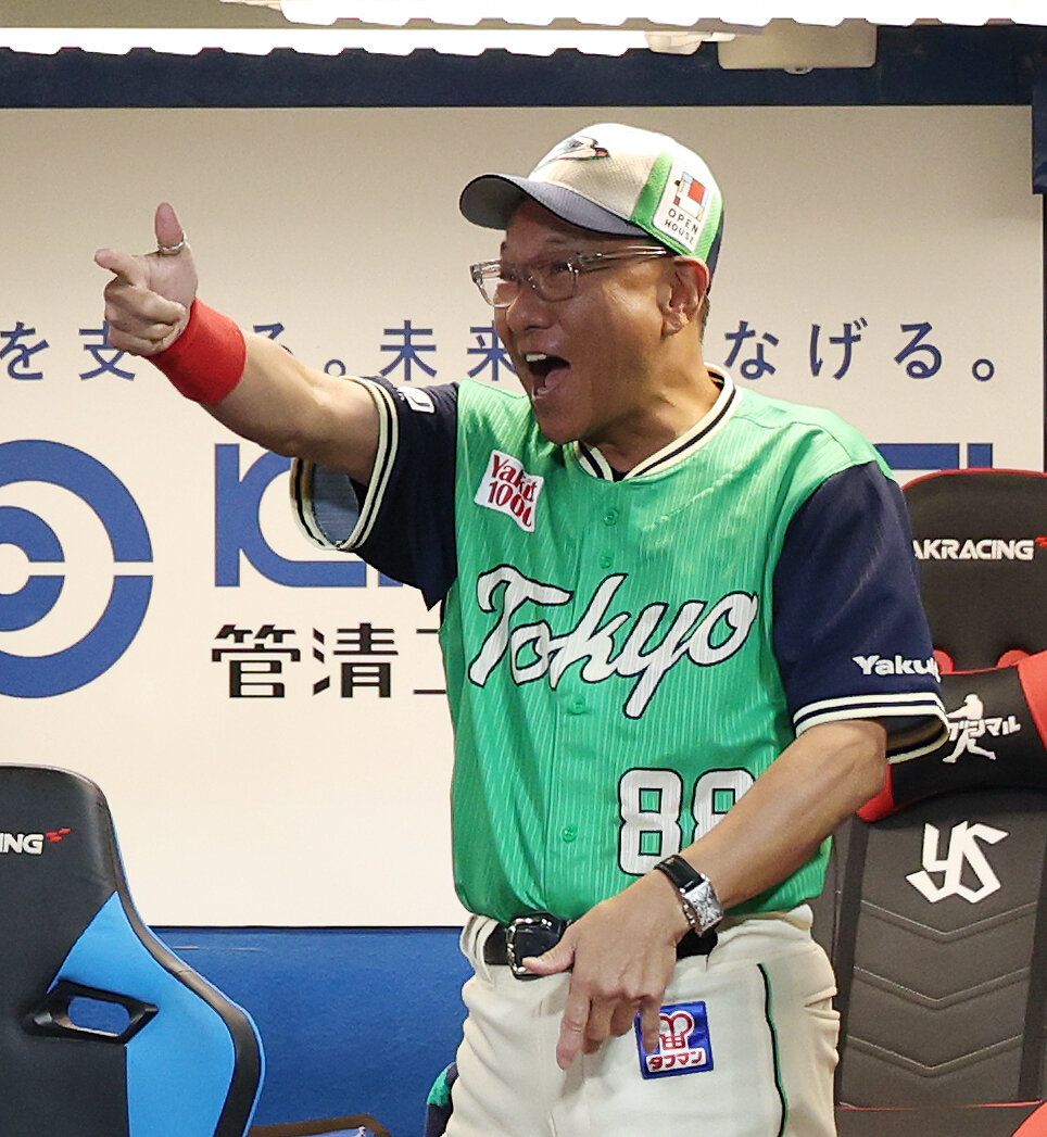 ヤクルト対DeNA 9回表DeNA1死満塁、清水昇が代打佐野恵太を一塁併殺打に打ち取り笑顔の池山隆寛監督（撮影・宮地輝）