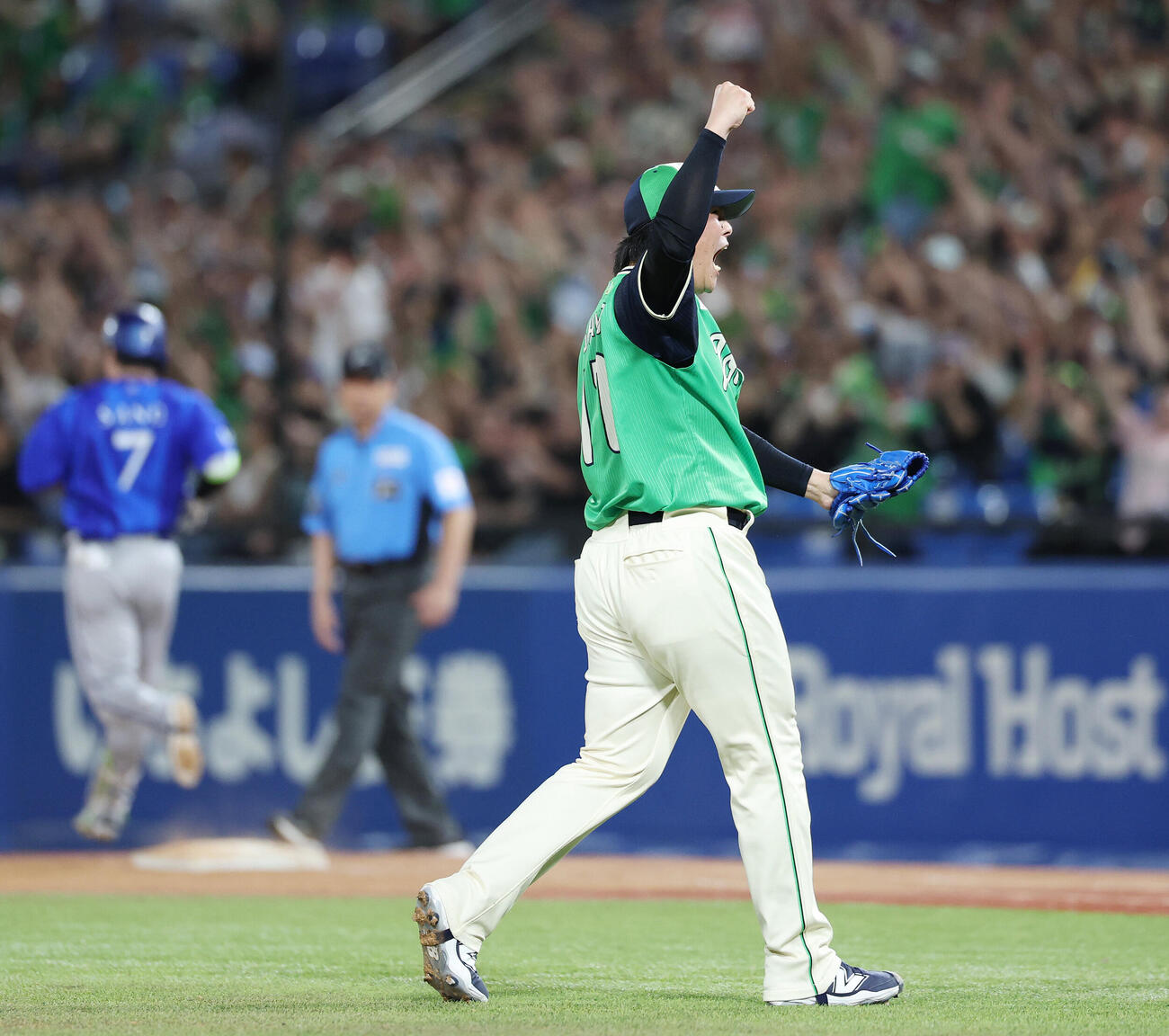 ヤクルト対DeNA 9回表DeNA1死満塁、代打佐野恵太を一塁併殺打に打ち取りガッツポーズする清水昇（撮影・宮地輝）