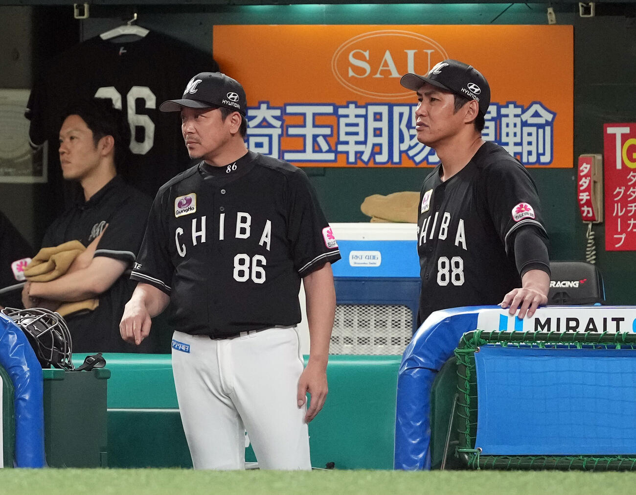 西武対ロッテ　8回表ロッテ1死一塁、安田尚憲の右翼線の当たりはファウルの判定となり、リクエスト検証を出したロッテサブロー監督（撮影・たえ見朱実）