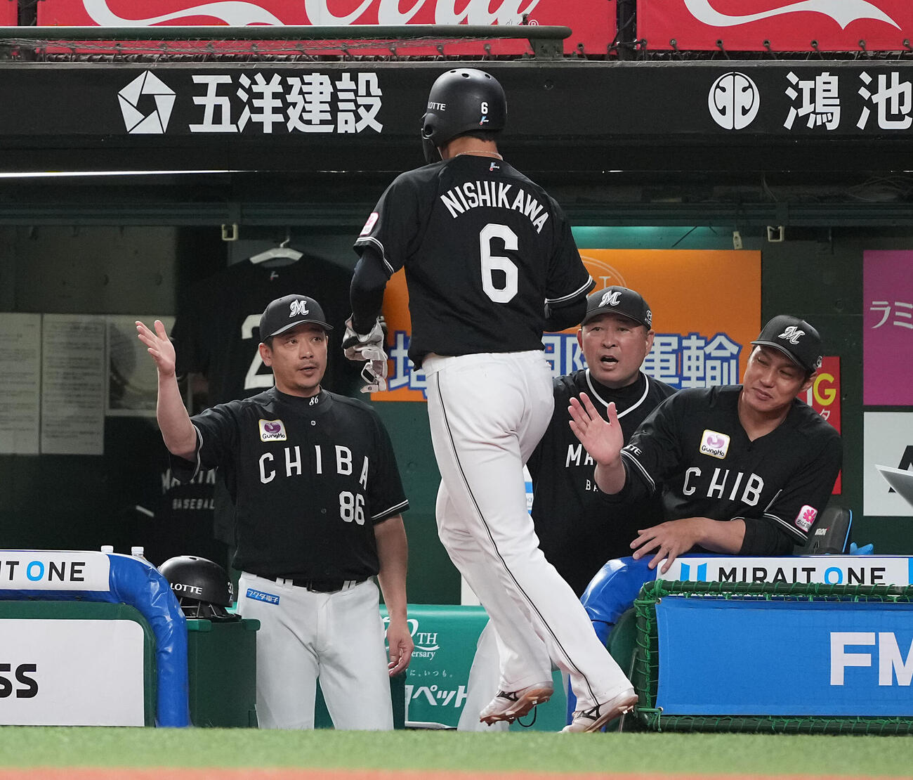 西武対ロッテ　3回表ロッテ2死一、三塁、山口航輝の先制適時打で生還した西川史礁を迎えるサブロー監督（撮影・たえ見朱実）