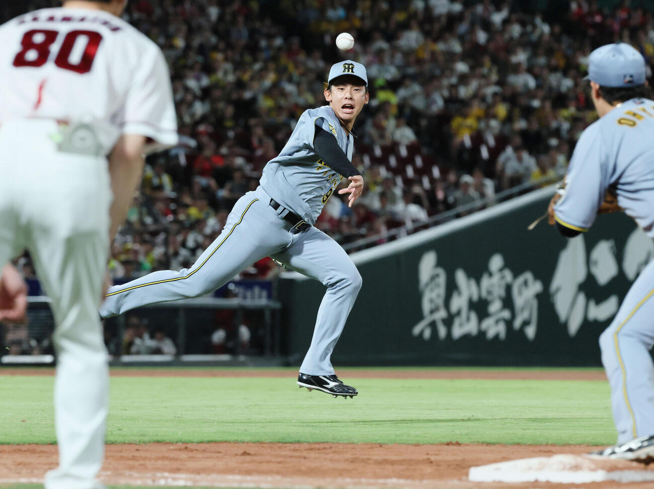 広島対阪神　7回裏広島、菊池涼介の投ゴロを処理する阪神3番手の神宮僚介（撮影・加藤孝規）