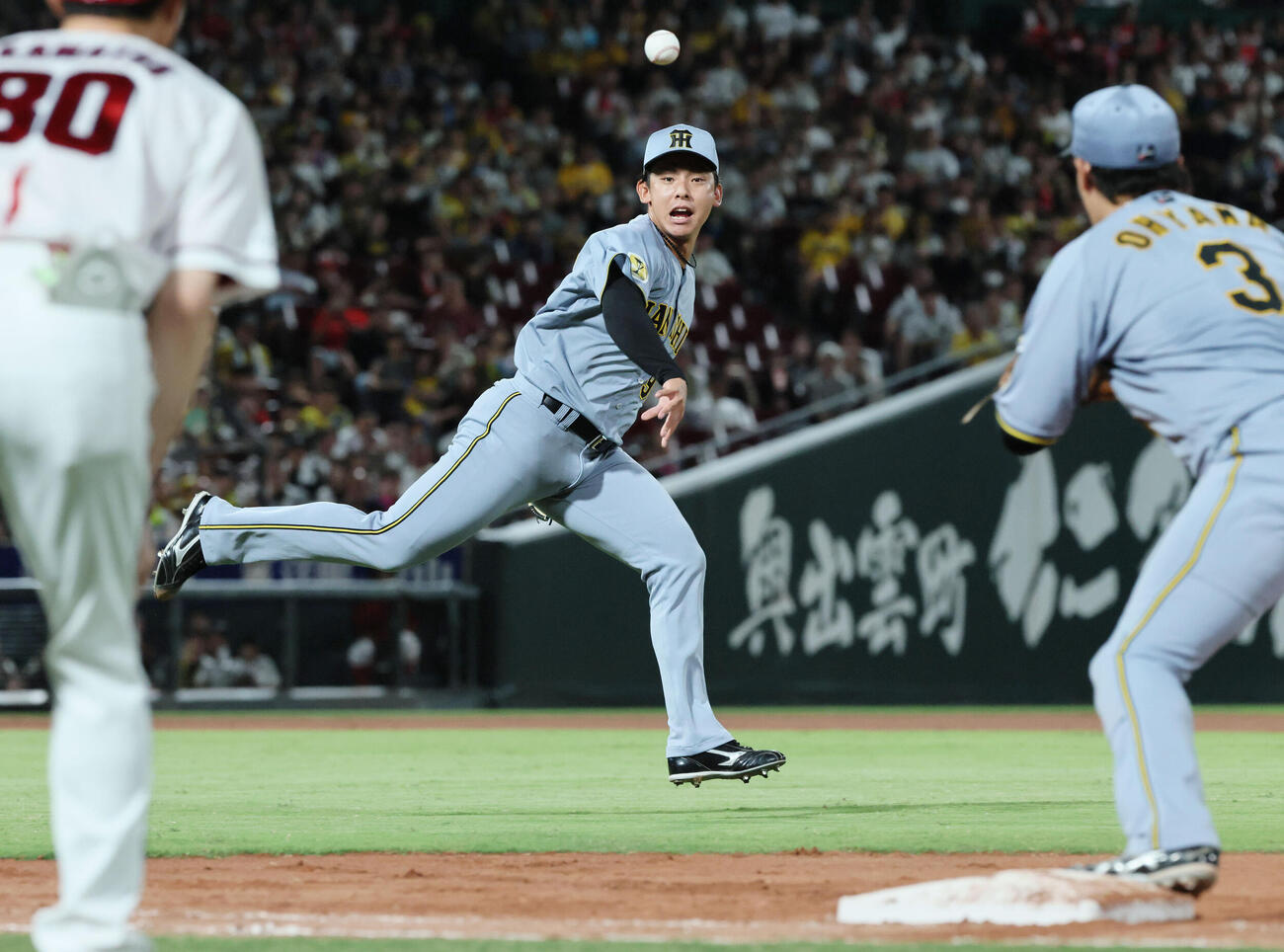広島対阪神　7回裏広島、菊池涼介の投ゴロを処理する阪神3番手の神宮僚介（撮影・加藤孝規）