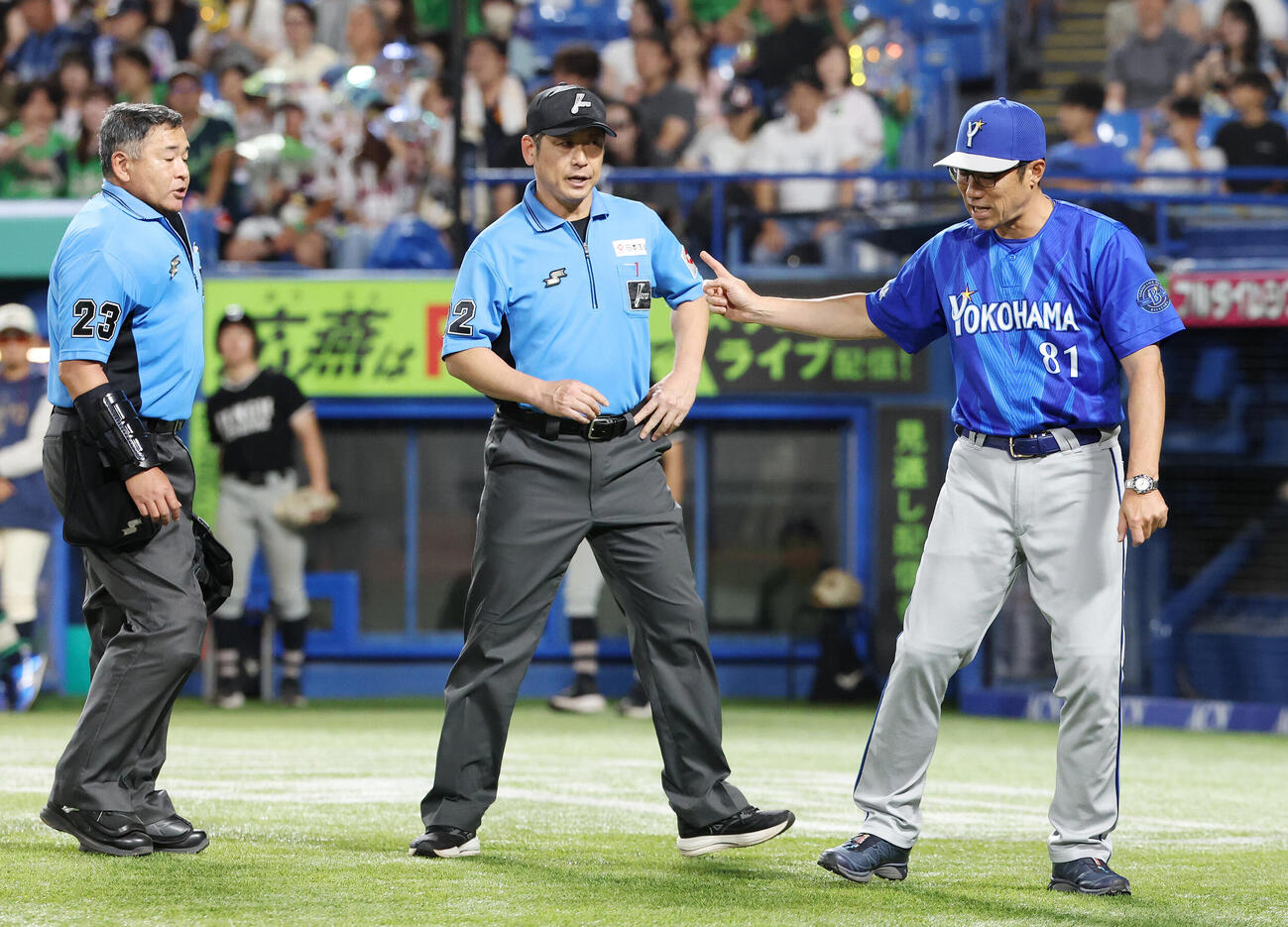 ヤクルト対DeNA　ホームのリクエストを要求するDeNA相川亮二監督（撮影・宮地輝）