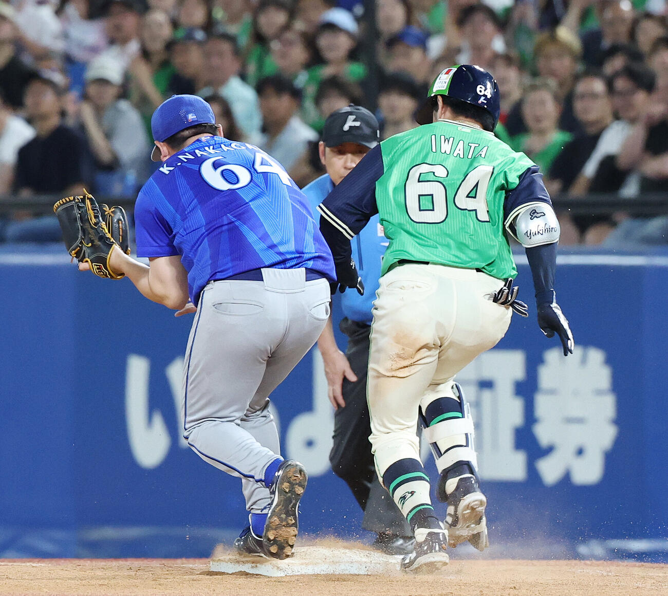 クルト対DeNA 9回裏ヤクルト2死一、二塁、サヨナラ内野安打を放った岩田幸宏（撮影・宮地輝）