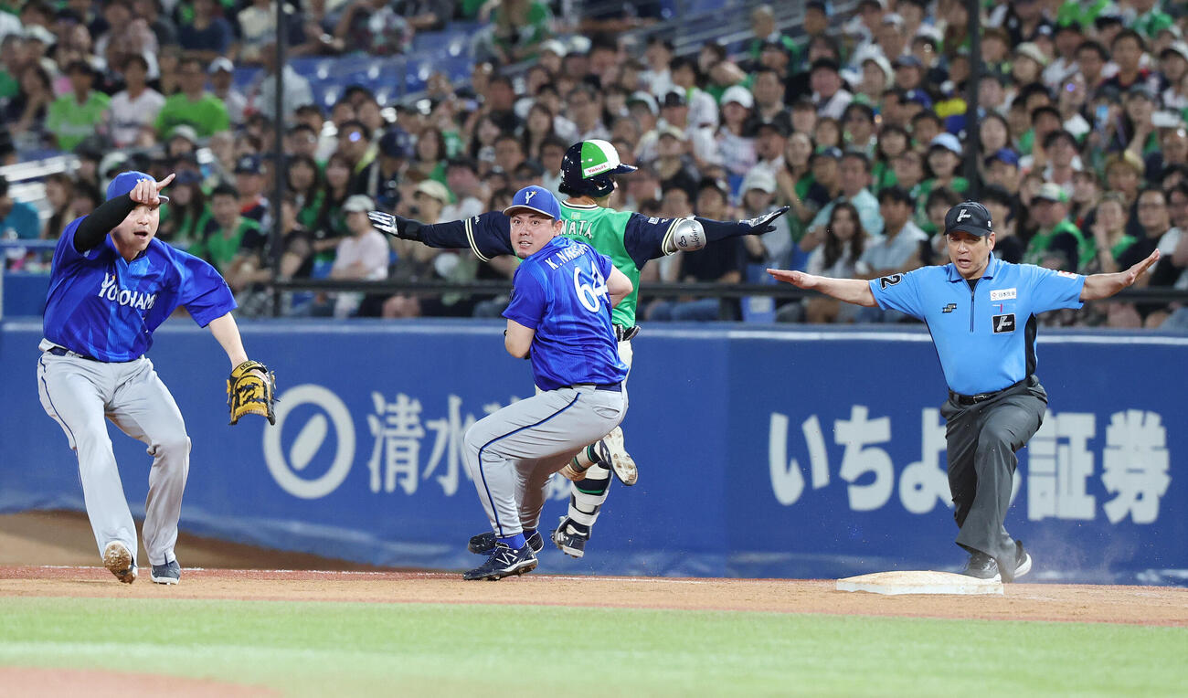 クルト対DeNA 9回裏ヤクルト2死一、二塁、サヨナラ内野安打を放った岩田幸宏（撮影・宮地輝）