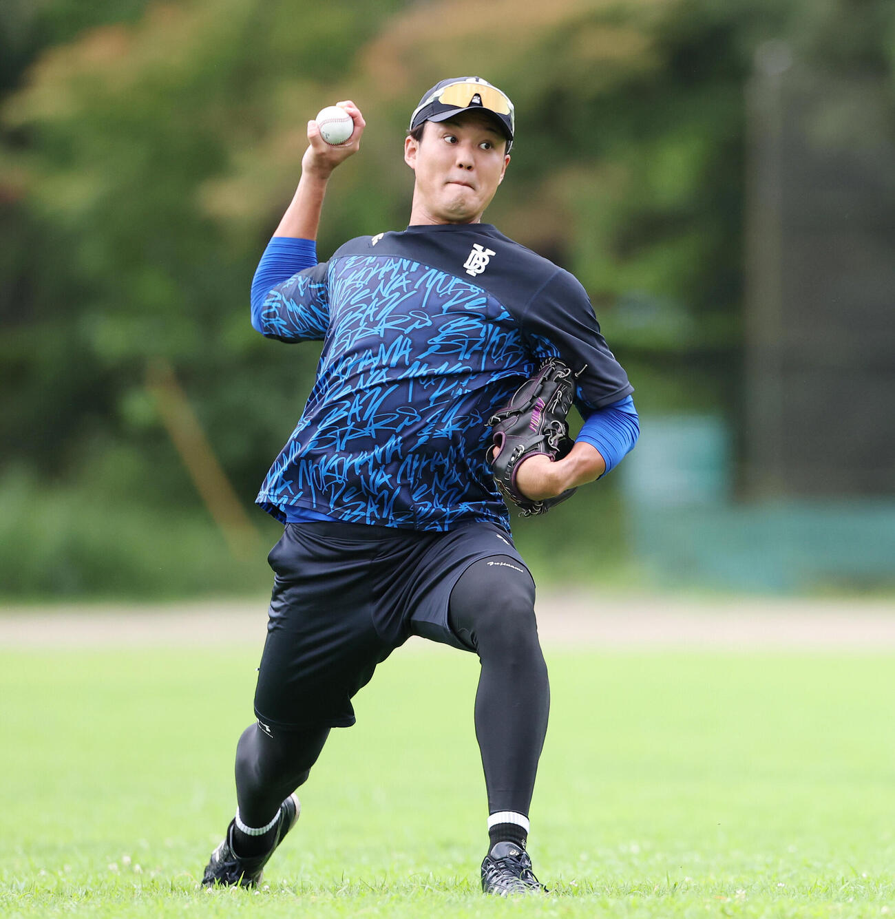 ヤクルト対DeNA　試合前練習でキャッチボールするDeNA藤浪晋太郎（撮影・宮地輝）