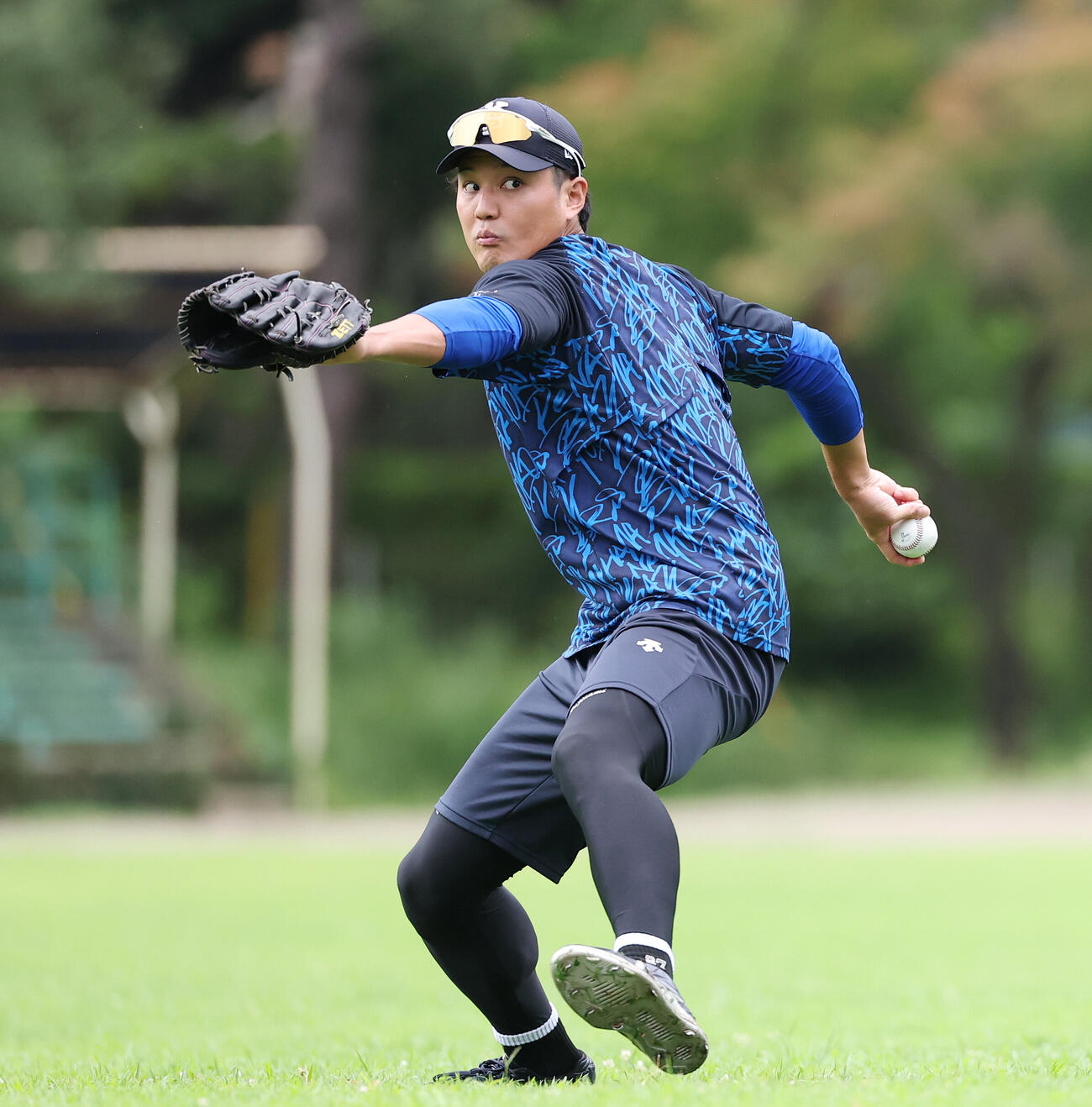 ヤクルト対DeNA　試合前練習でキャッチボールするDeNA藤浪晋太郎（撮影・宮地輝）