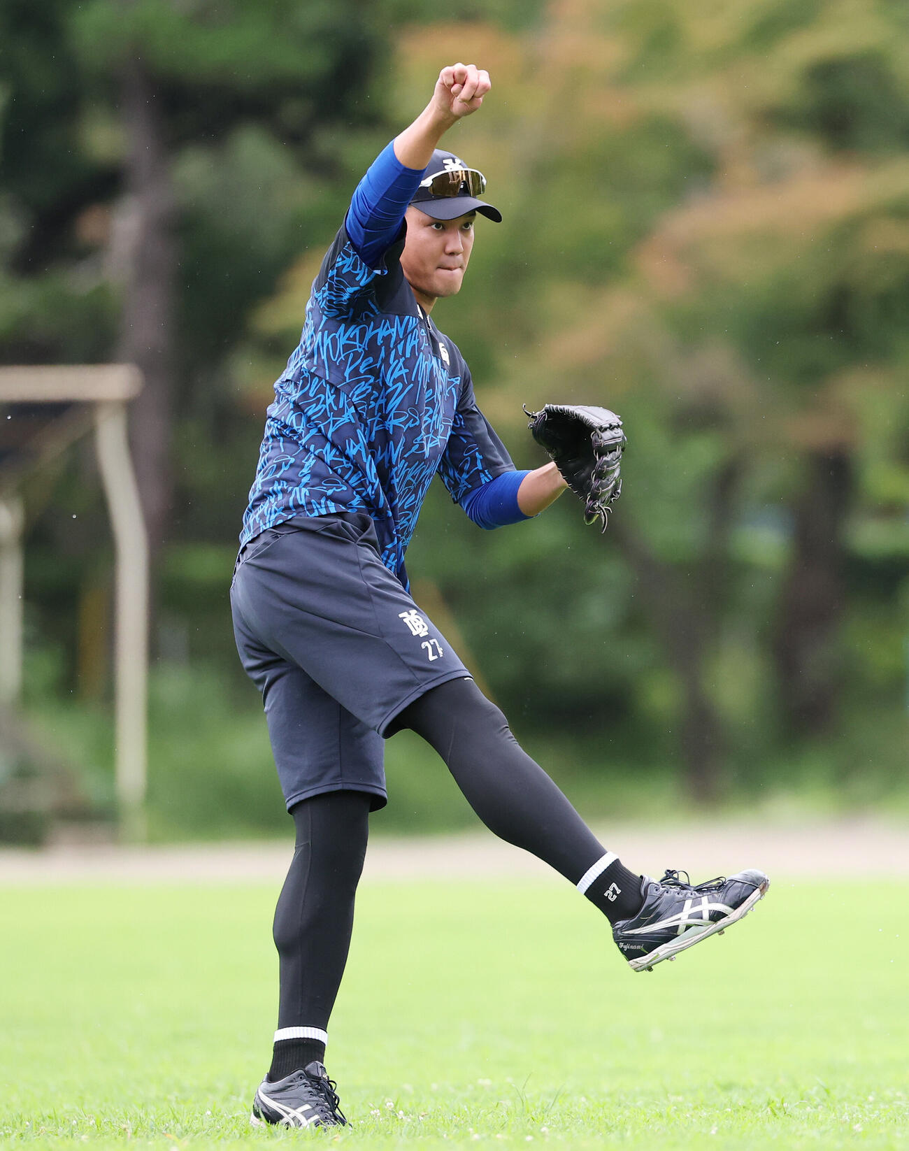 ヤクルト対DeNA　試合前練習でキャッチボールするDeNA藤浪晋太郎（撮影・宮地輝）