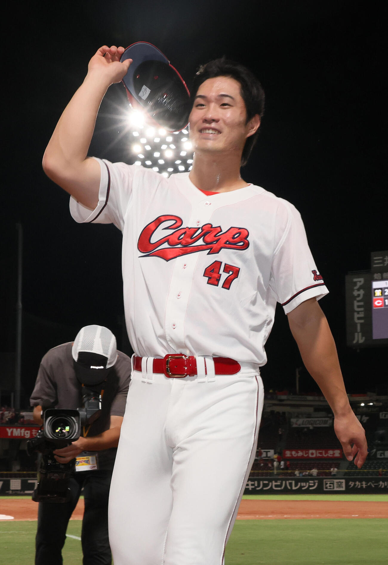広島対阪神　ファンの声援に応える斉藤優汰（撮影・加藤孝規）