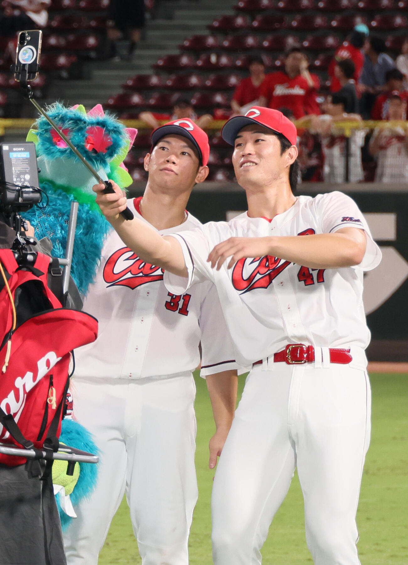 広島対阪神　自撮りで盛り上がる斉藤優汰（右）と坂倉将吾（撮影・加藤孝規）