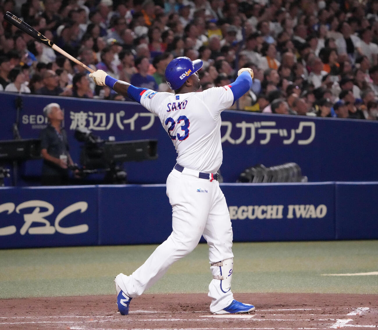 中日対巨人　3回裏中日無死一、二塁、3点本塁打を放つミゲル・サノー（撮影・森本幸一）