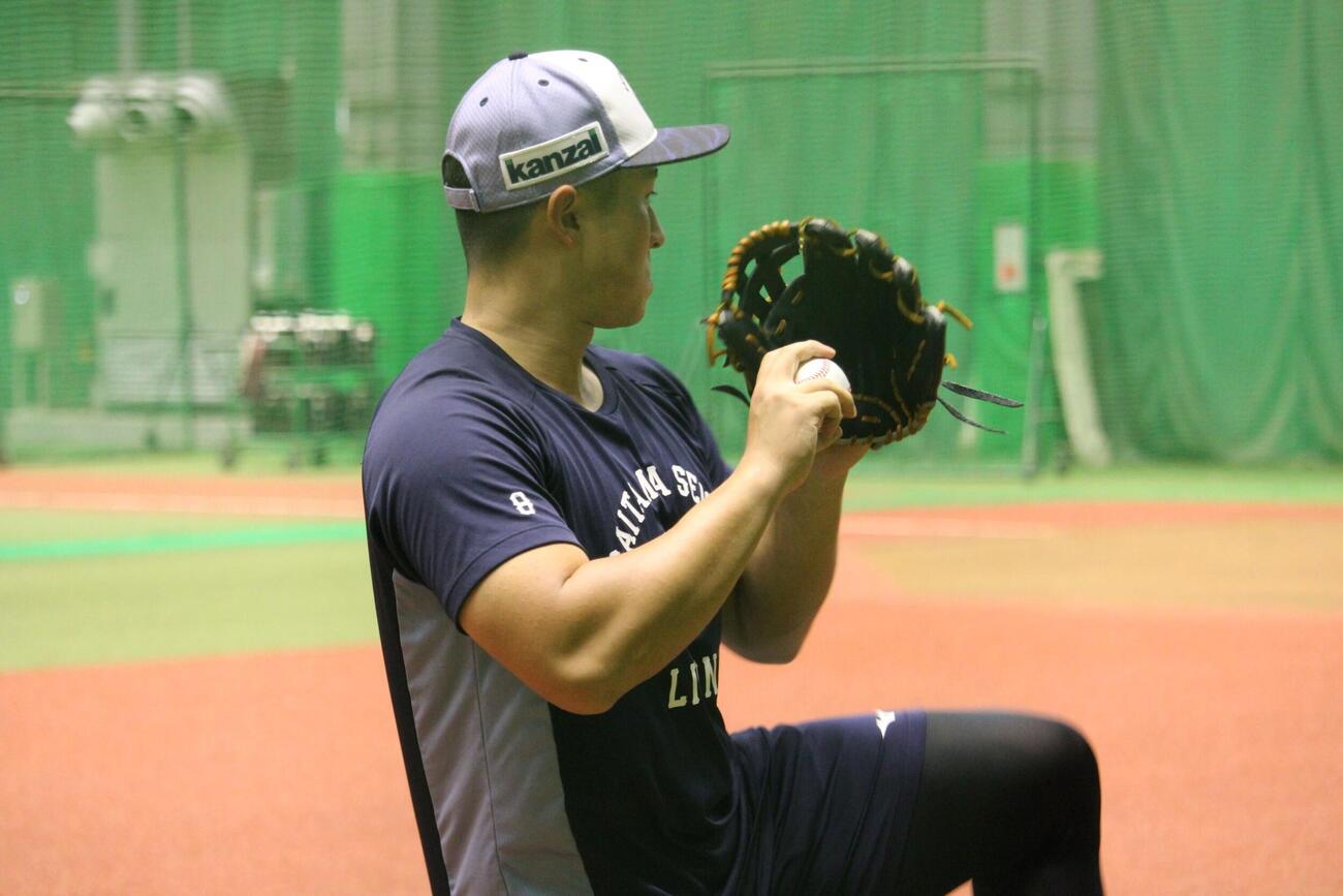 左眼窩底骨折から練習を再開した西武渡部聖弥（撮影・金子真仁）