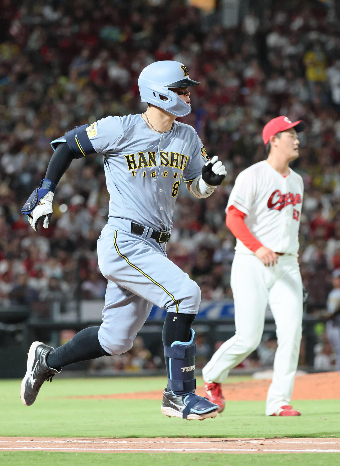 広島対阪神　6回表阪神2死一塁、佐藤輝明は内野ゴロ。右は岡本駿（撮影・加藤孝規）