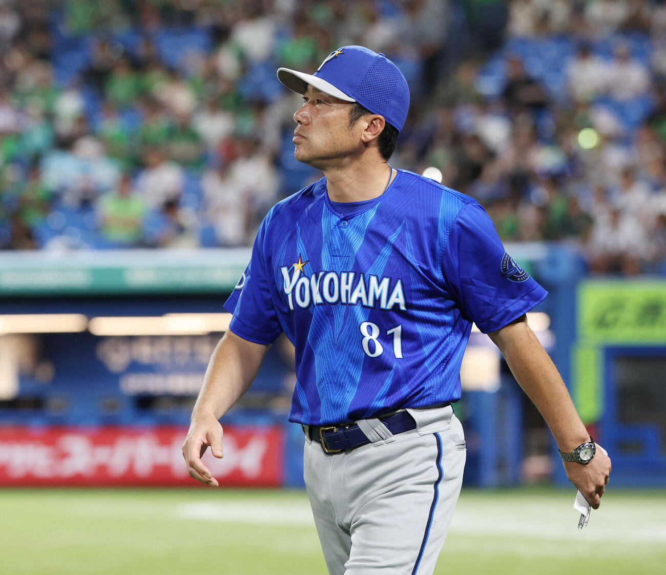 ヤクルト対DeNA　サヨナラで敗れ引き揚げるDeNA相川亮二監督（撮影・宮地輝）