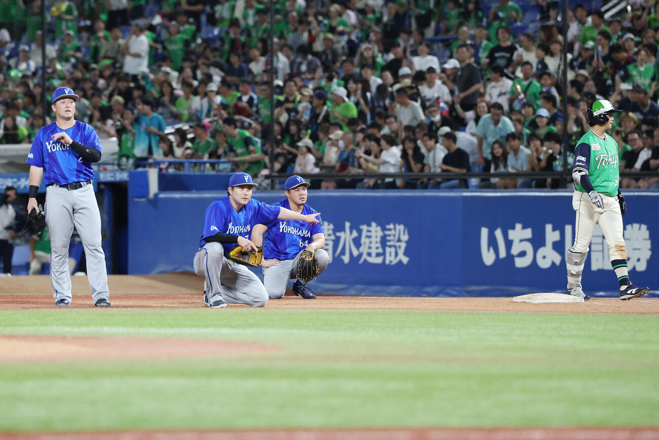ヤクルト対DeNA　一塁のリクエストを要求するDeNA佐野恵太（左から2人目）ら（撮影・宮地輝）