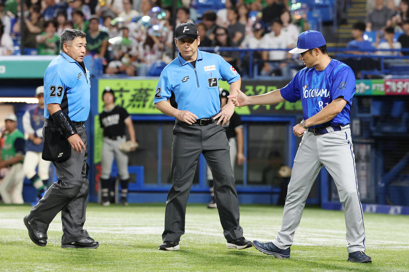 ヤクルト対DeNA　ホームのリクエストを要求するDeNA相川亮二監督（撮影・宮地輝）