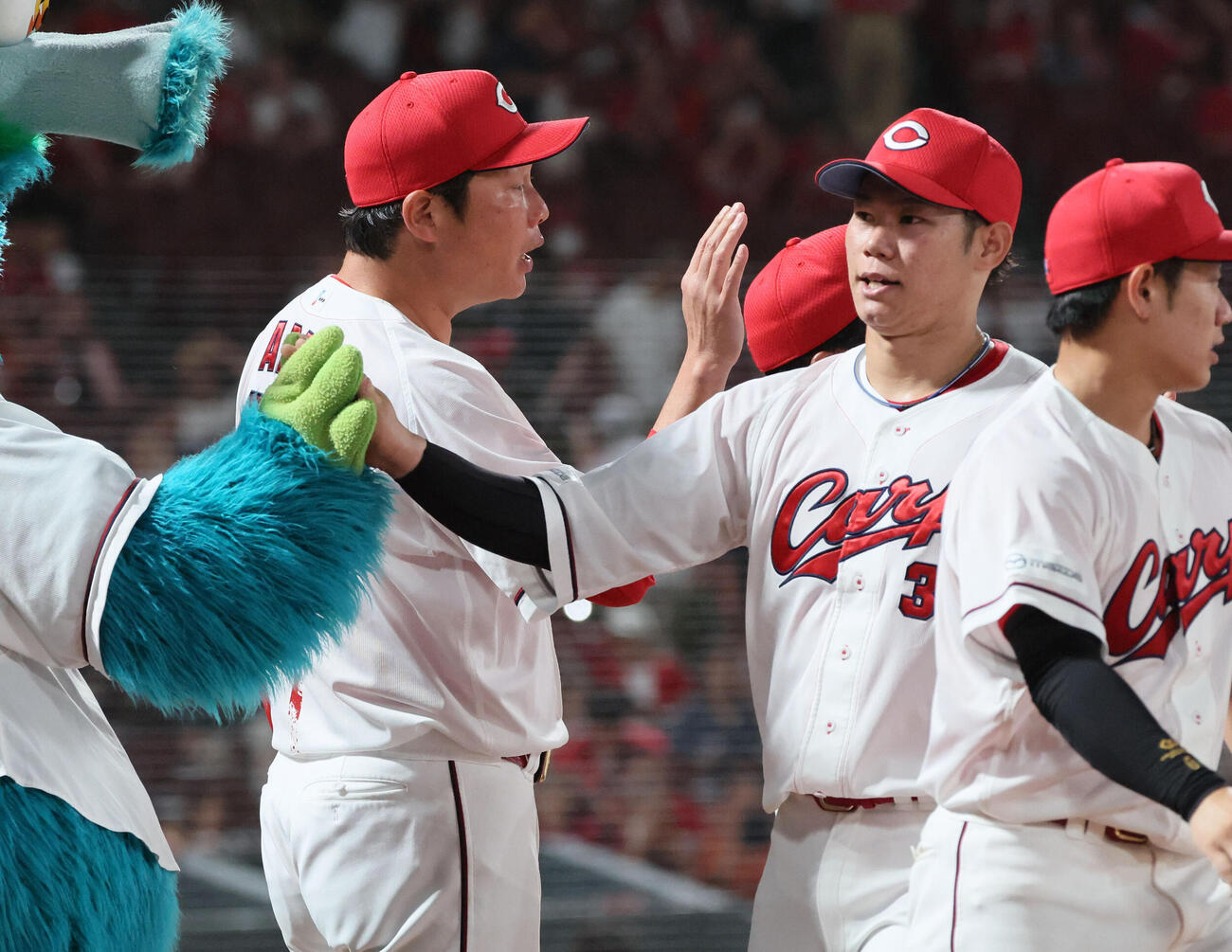 広島対阪神　坂倉将吾を迎える新井貴浩監督（撮影・加藤孝規）