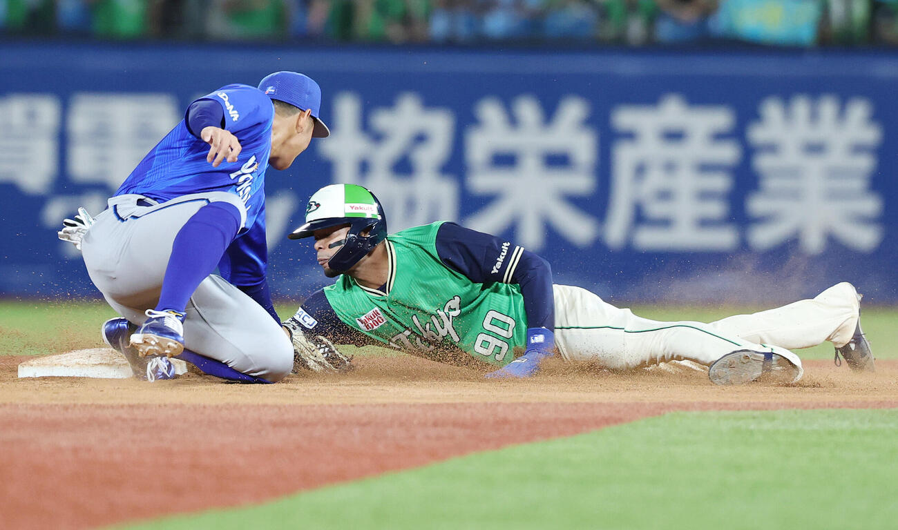 ヤクルト対DeNA 9回裏ヤクルト1死一塁、二塁盗塁を決めるモンテル（撮影・宮地輝）