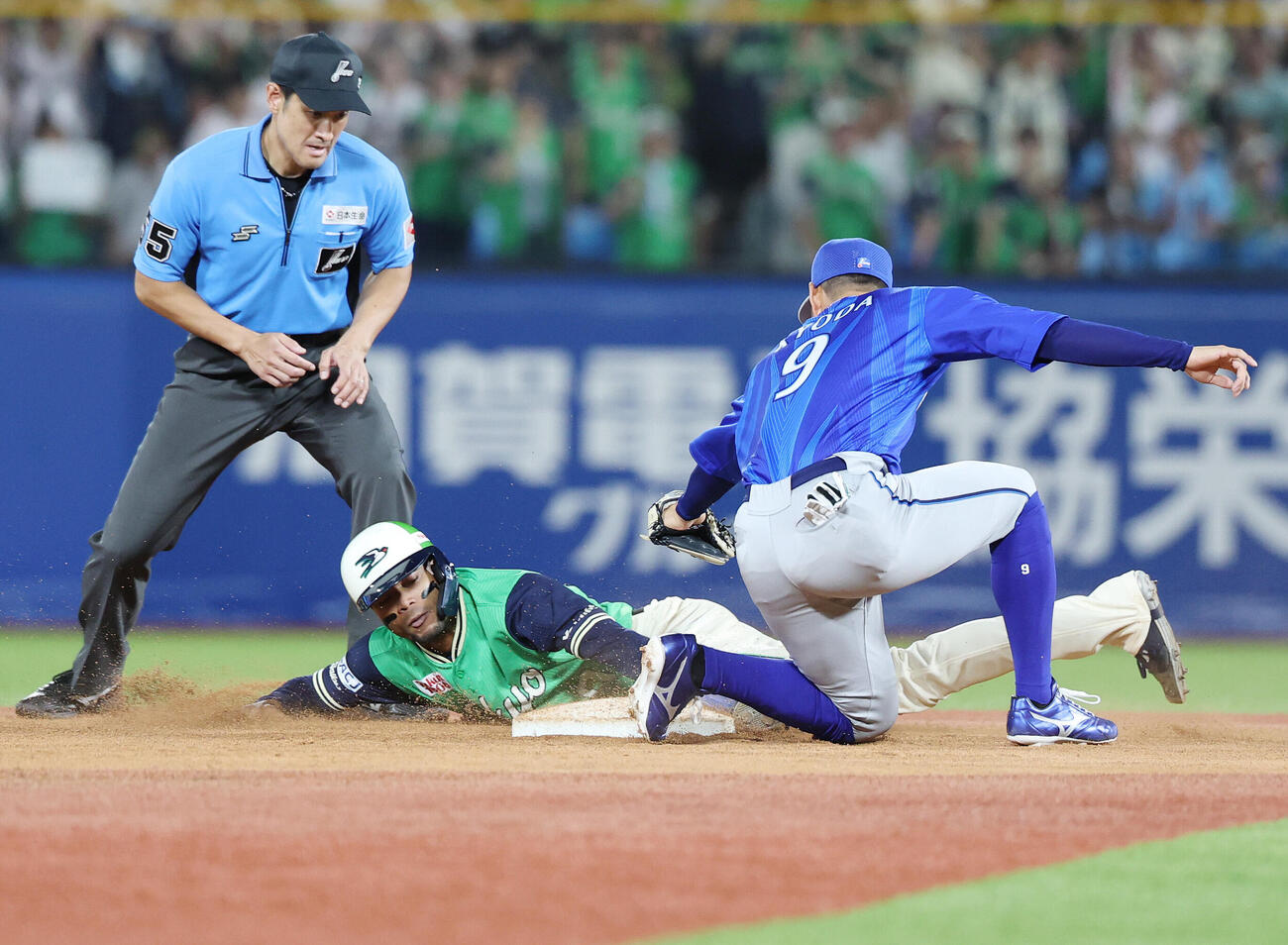 ヤクルト対DeNA 9回裏ヤクルト1死一塁、二塁盗塁を決めるモンテル（撮影・宮地輝）