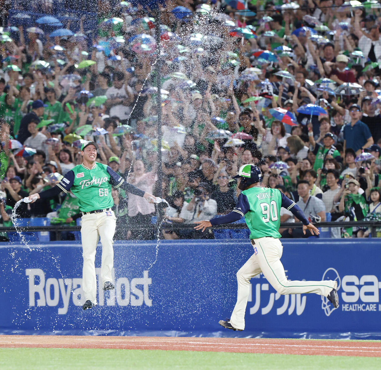 ヤクルト対DeNA　サヨナラ勝ちを喜ぶヤクルトのモンテル（右）（撮影・宮地輝）