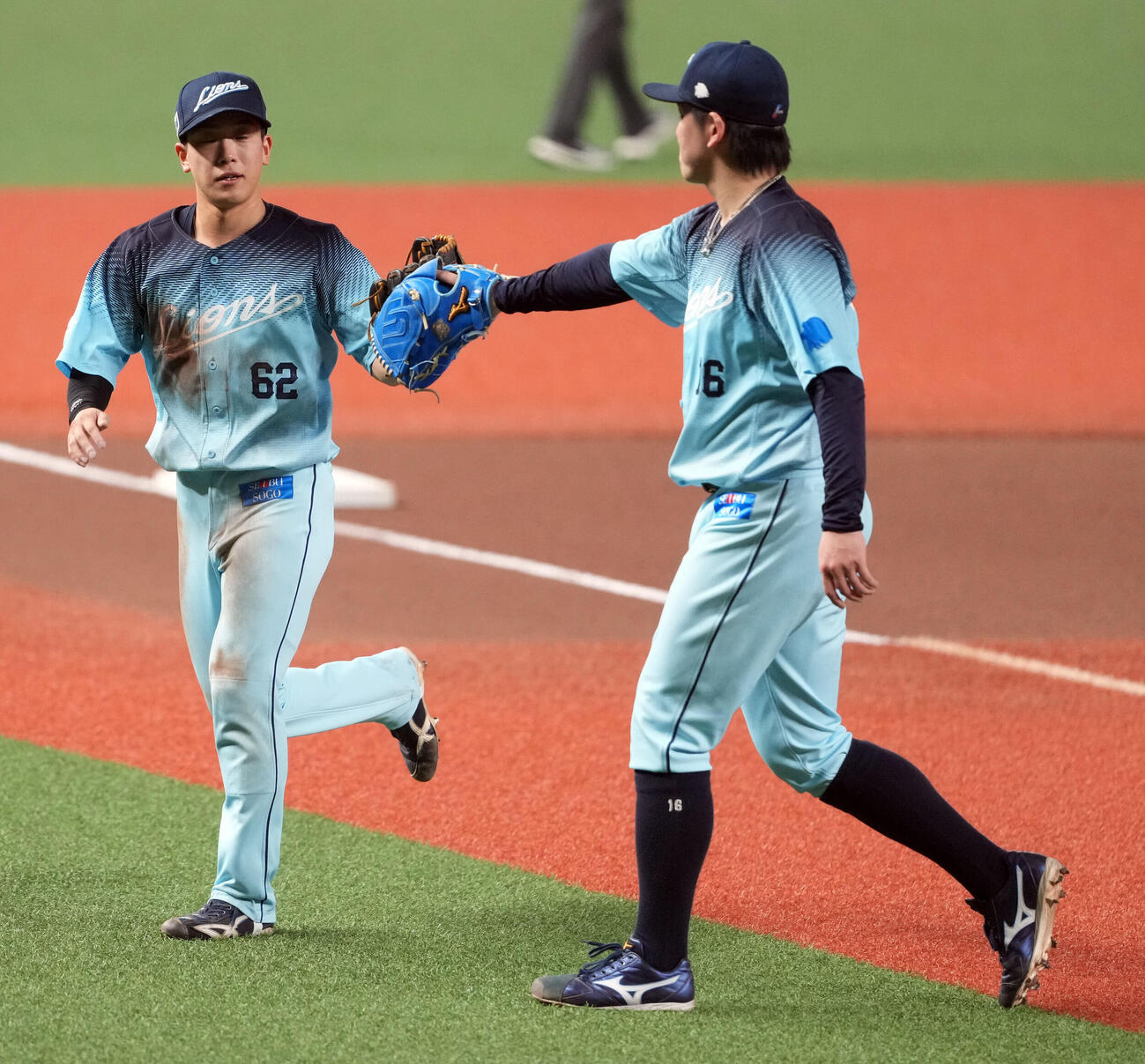 2026年8月15日、西武対ロッテ　6回、好プレーを見せた西武滝沢夏央は隅田知一郎とタッチを交わす