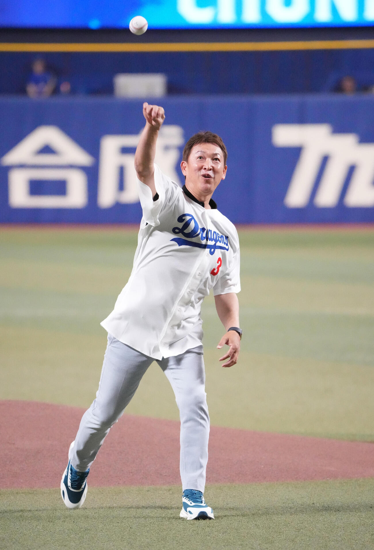 中日対巨人　試合前、レジェンドセレモニアルピッチに登場し投球する立浪和義氏（撮影・森本幸一）