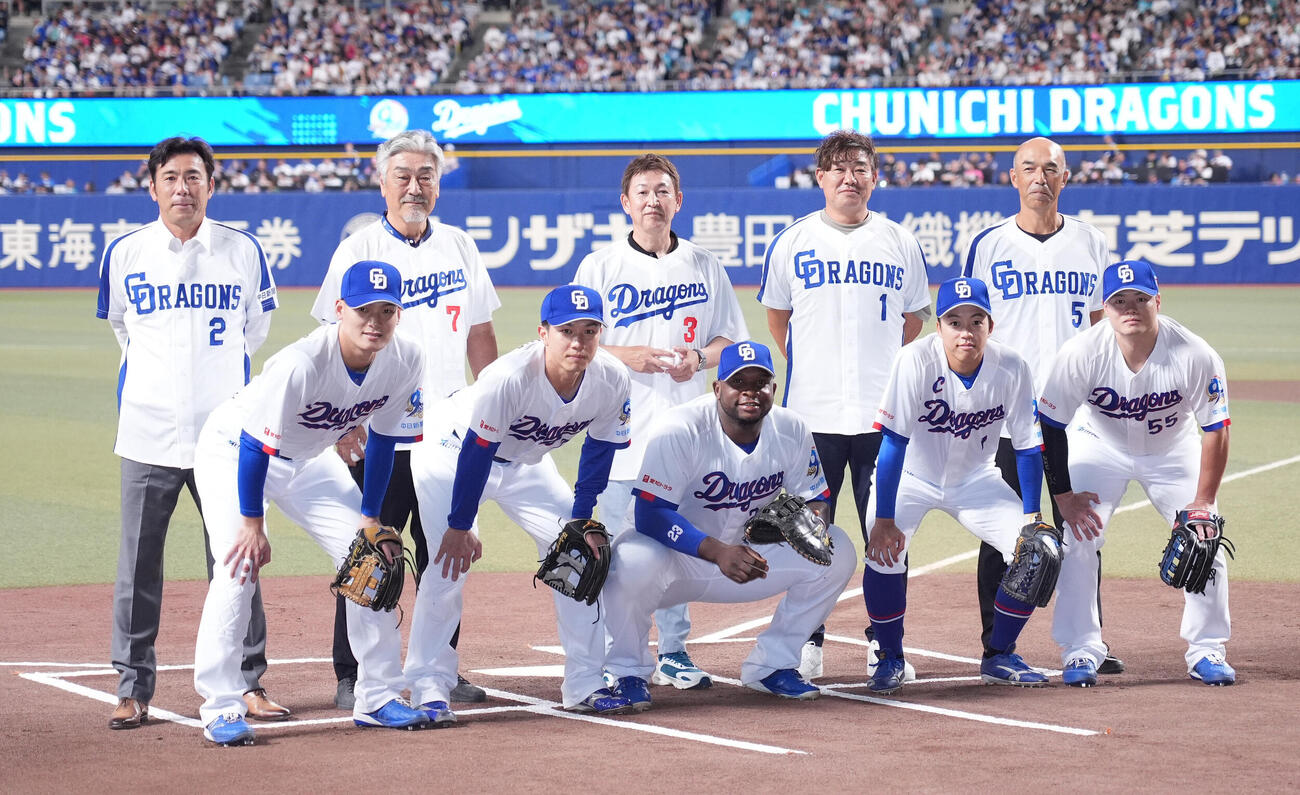 中日対巨人　試合前、レジェンドセレモニアルピッチを行い記念撮影に納まる後列左から荒木雅博氏、宇野勝氏、立浪和義氏、福留孝介氏、和田一浩氏（手前左から）石川昂弥、福永裕基、ミゲル・サノー、岡林勇希、細川成也（撮影・森本幸一）