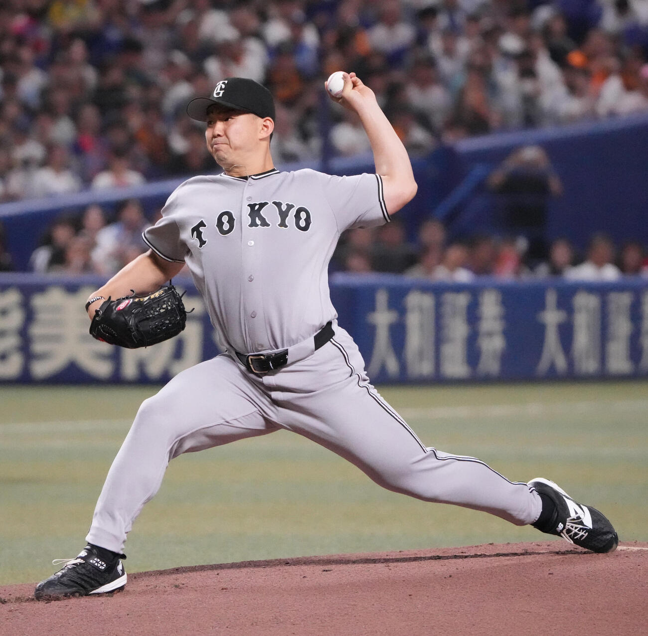 中日対巨人　1回裏、登板する巨人先発の小笠原慎之介（撮影・森本幸一）