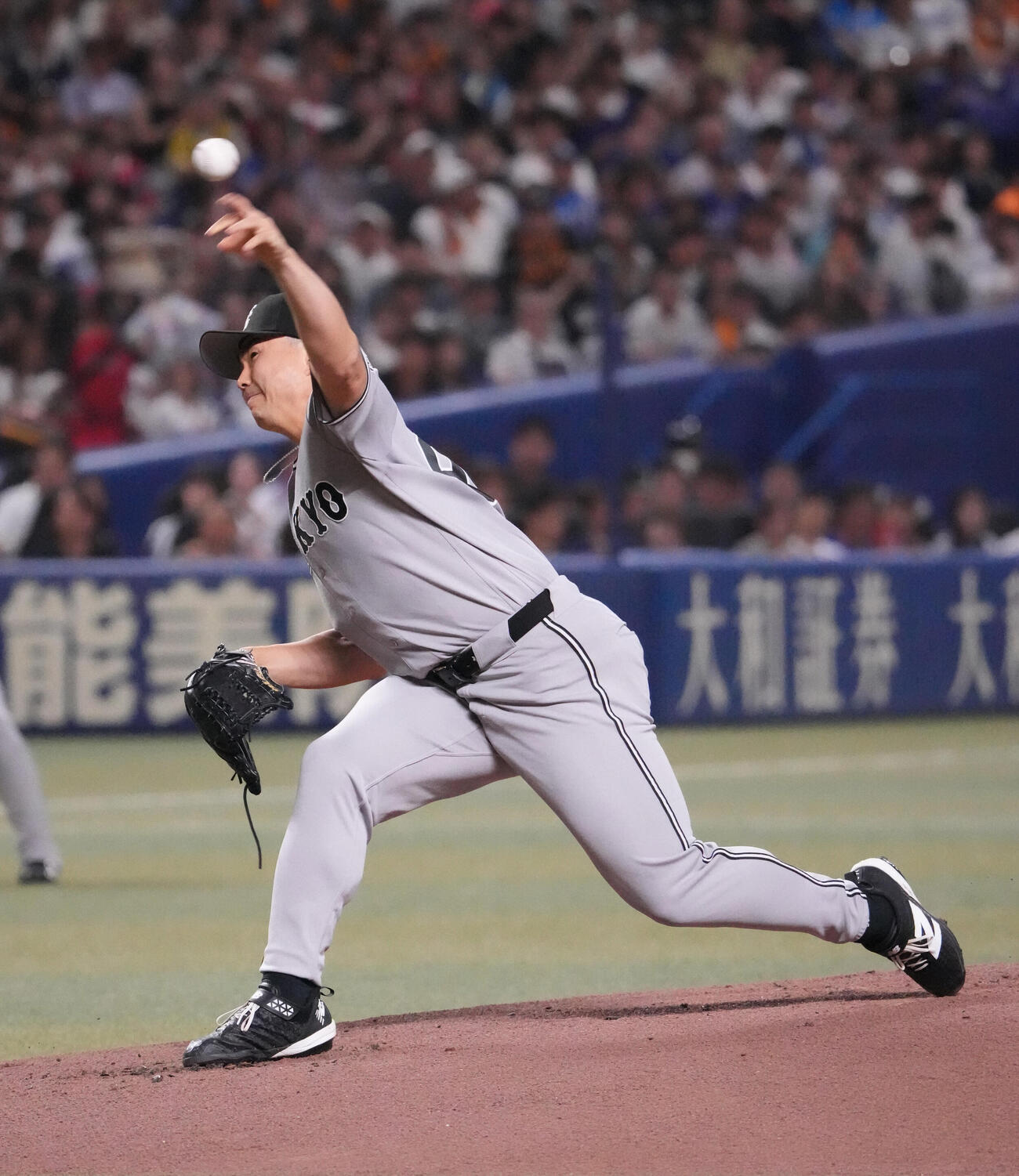 中日対巨人　1回裏、登板する巨人先発の小笠原慎之介（撮影・森本幸一）