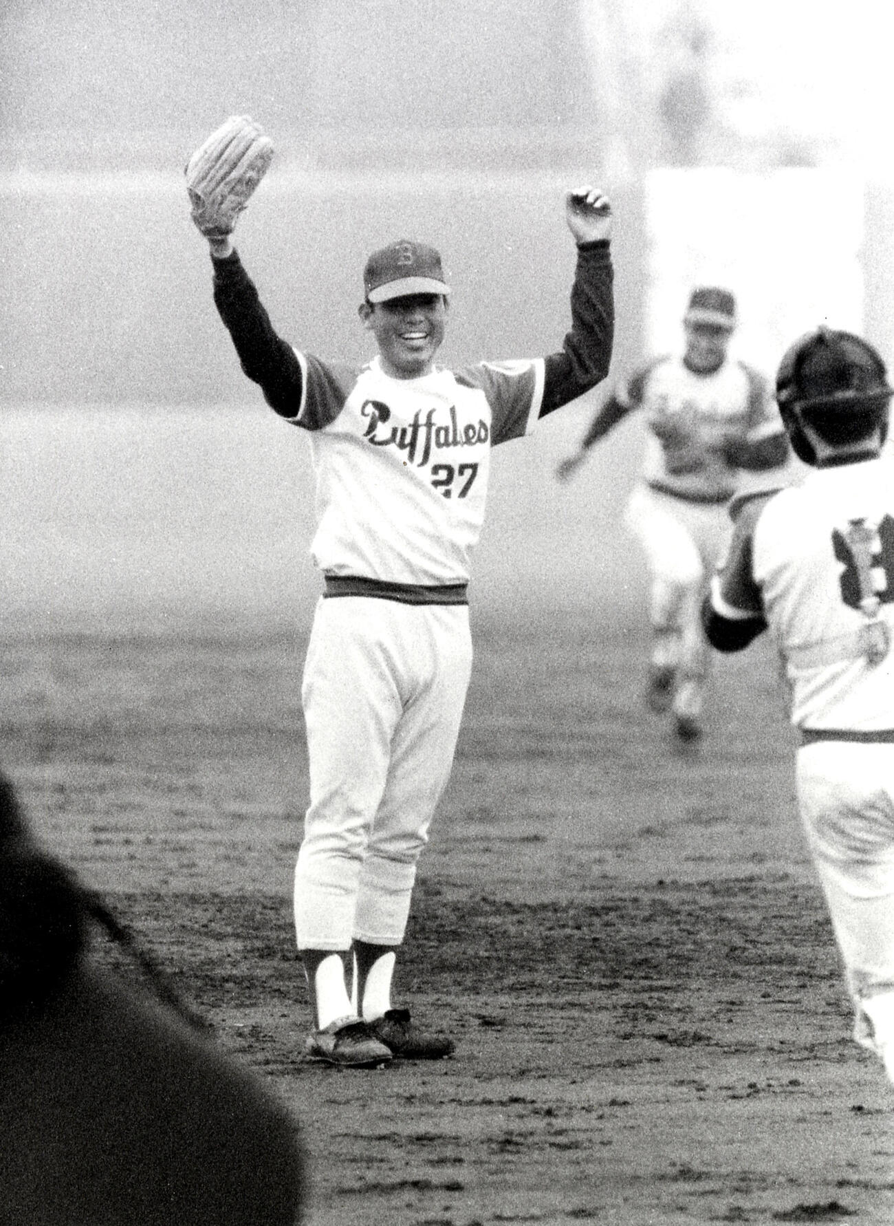 対南海でノーヒットノーランを達成しガッツポーズをする近鉄・神部年男さん（1975年4月）